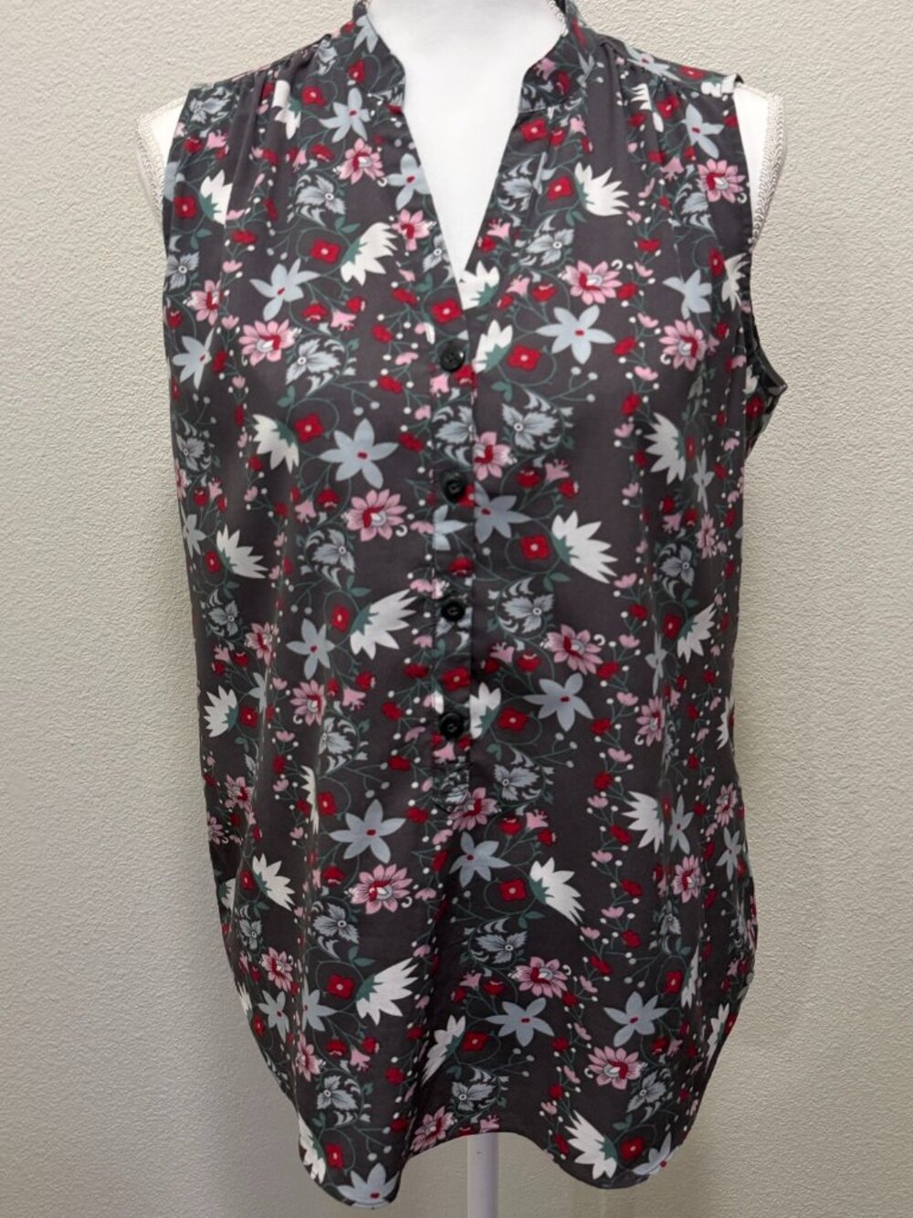 cabi gray floral print sleeveless lightweight top, size small